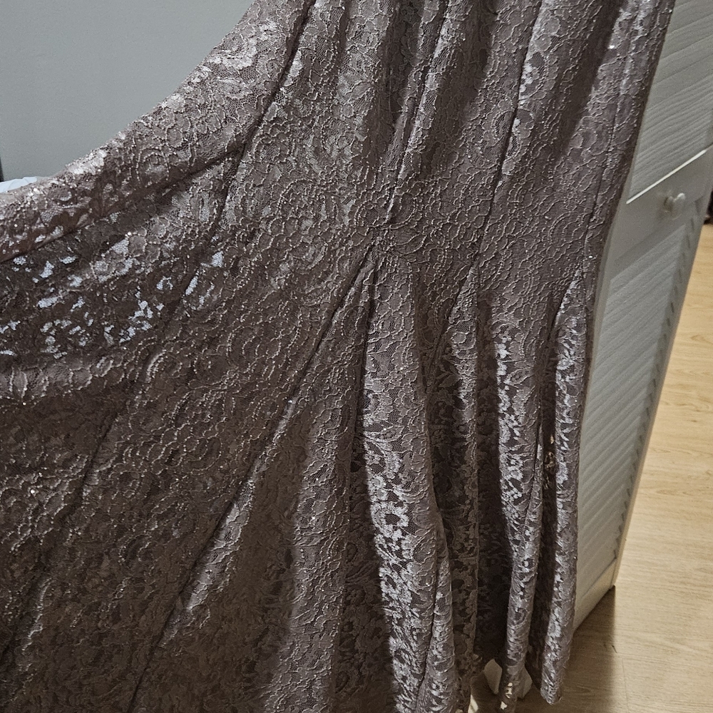 Elegant Off-Shoulder Lace Evening Gown - Picture 2 of 10
